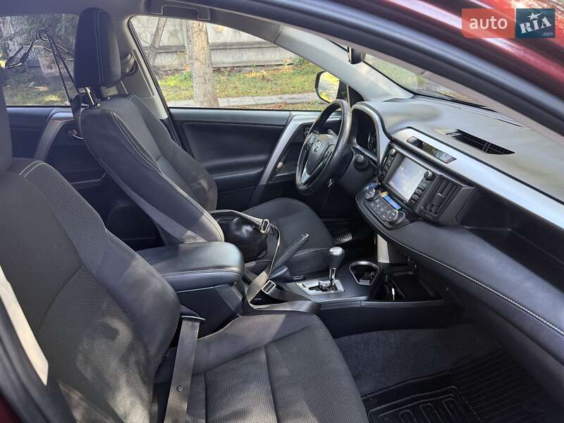 Позашляховик / Кросовер Toyota RAV4 2017 в Кам'янському