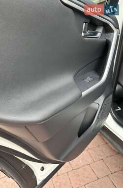 Внедорожник / Кроссовер Toyota RAV4 2022 в 