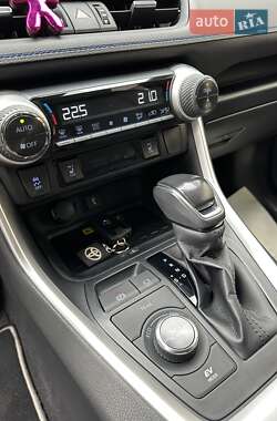 Внедорожник / Кроссовер Toyota RAV4 2022 в 