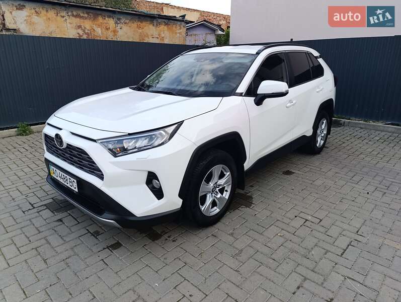 Позашляховик / Кросовер Toyota RAV4 2020 в Ужгороді