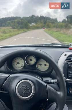 Внедорожник / Кроссовер Toyota RAV4 2004 в 