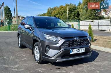 Позашляховик / Кросовер Toyota RAV4 2020 в Ужгороді