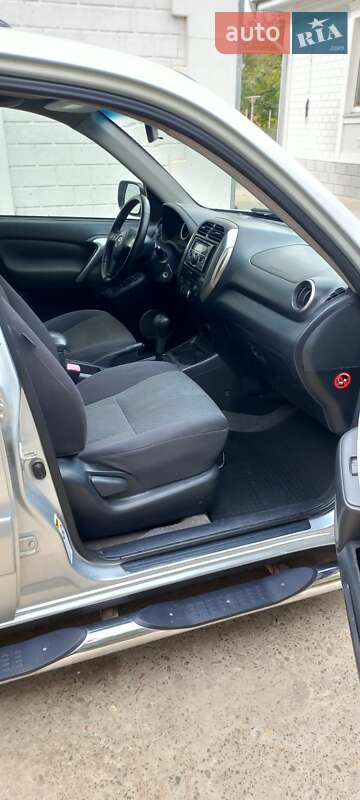 Позашляховик / Кросовер Toyota RAV4 2004 в Чернівцях