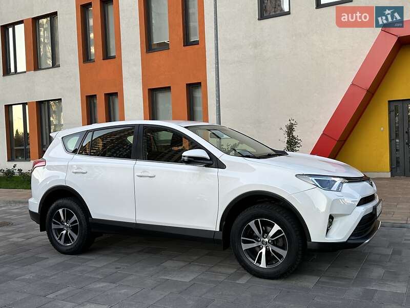 Внедорожник / Кроссовер Toyota RAV4 2017 в Киеве