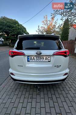 Внедорожник / Кроссовер Toyota RAV4 2017 в 