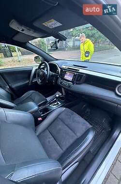 Внедорожник / Кроссовер Toyota RAV4 2017 в 