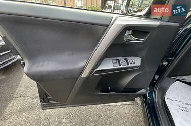 Позашляховик / Кросовер Toyota RAV4 2018 в 