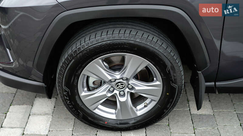 Внедорожник / Кроссовер Toyota RAV4 2024 в Львове