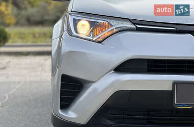 Внедорожник / Кроссовер Toyota RAV4 2018 в 