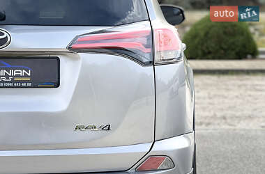 Внедорожник / Кроссовер Toyota RAV4 2018 в 