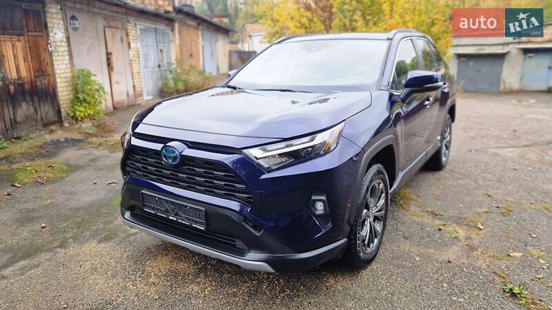 Внедорожник / Кроссовер Toyota RAV4 2023 в 