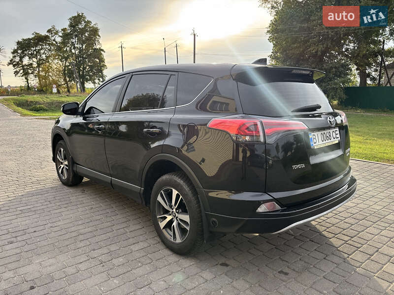 Внедорожник / Кроссовер Toyota RAV4 2015 в Гадяче