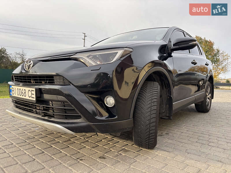 Внедорожник / Кроссовер Toyota RAV4 2015 в Гадяче