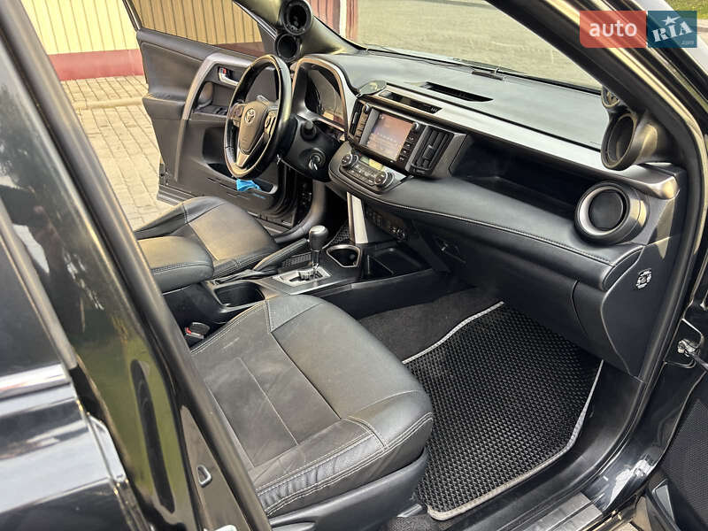 Внедорожник / Кроссовер Toyota RAV4 2015 в Гадяче