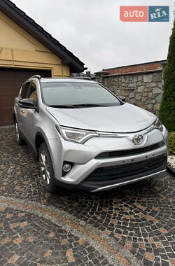 Внедорожник / Кроссовер Toyota RAV4 2017 в Львове