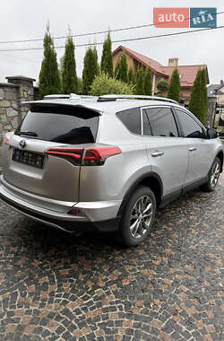 Внедорожник / Кроссовер Toyota RAV4 2017 в 