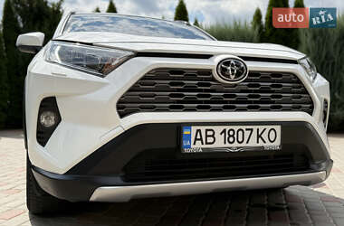 Позашляховик / Кросовер Toyota RAV4 2020 в 