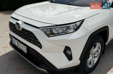 Позашляховик / Кросовер Toyota RAV4 2020 в 