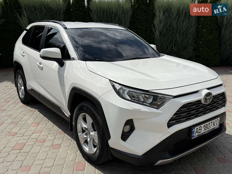 Позашляховик / Кросовер Toyota RAV4 2020 в 