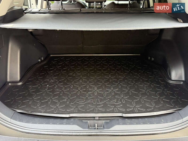 Позашляховик / Кросовер Toyota RAV4 2020 в Тульчині