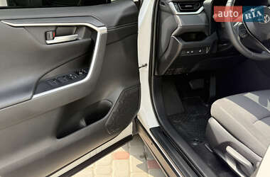 Позашляховик / Кросовер Toyota RAV4 2020 в 