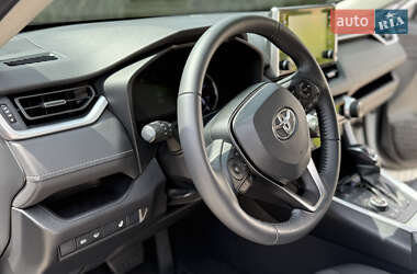 Позашляховик / Кросовер Toyota RAV4 2020 в 