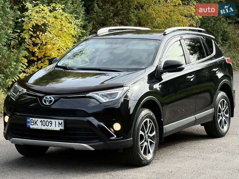 Внедорожник / Кроссовер Toyota RAV4 2017 в Ровно