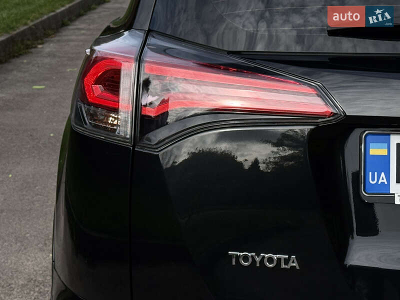 Внедорожник / Кроссовер Toyota RAV4 2017 в Ровно