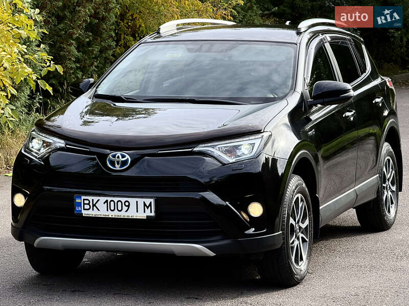 Внедорожник / Кроссовер Toyota RAV4 2017 в Ровно
