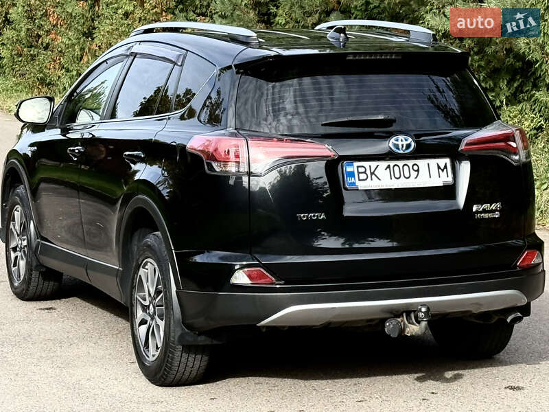Внедорожник / Кроссовер Toyota RAV4 2017 в Ровно