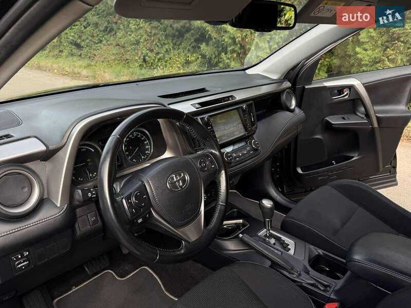Внедорожник / Кроссовер Toyota RAV4 2017 в Ровно