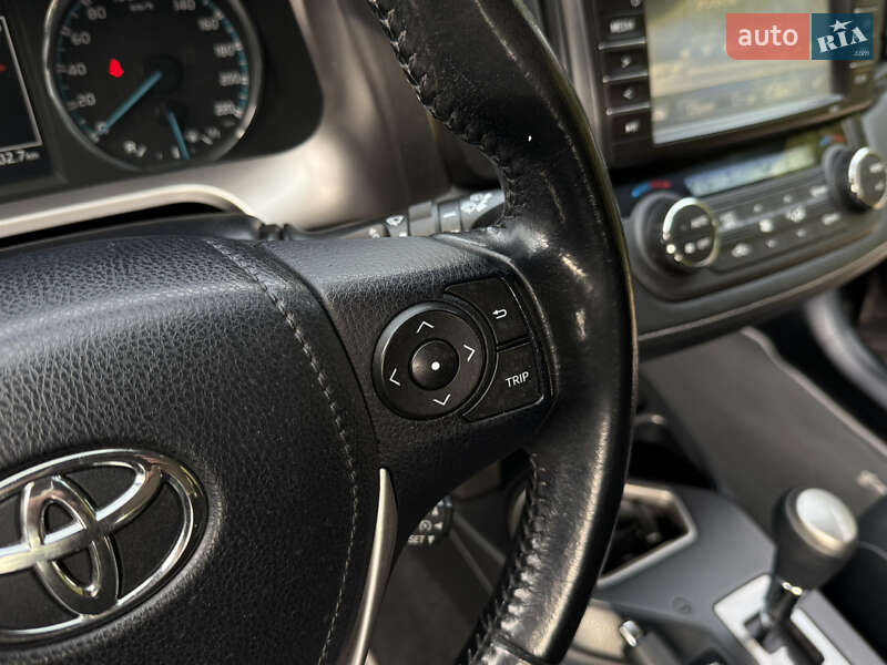 Внедорожник / Кроссовер Toyota RAV4 2017 в Ровно