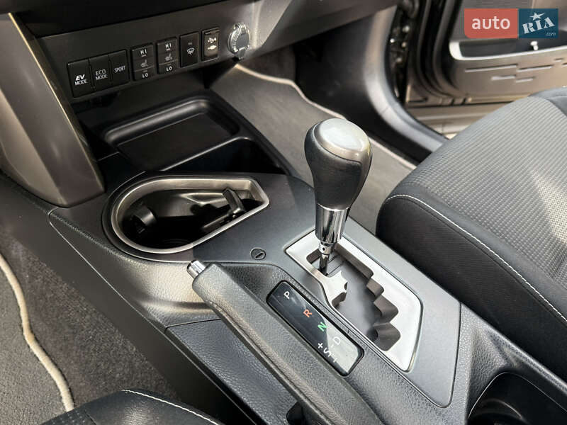 Внедорожник / Кроссовер Toyota RAV4 2017 в Ровно
