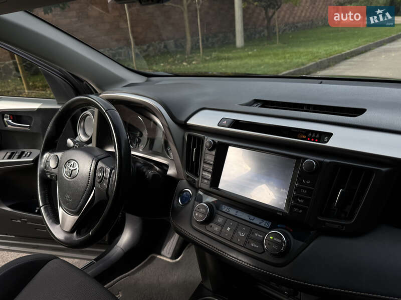 Внедорожник / Кроссовер Toyota RAV4 2017 в Ровно