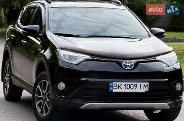 Внедорожник / Кроссовер Toyota RAV4 2017 в Ровно