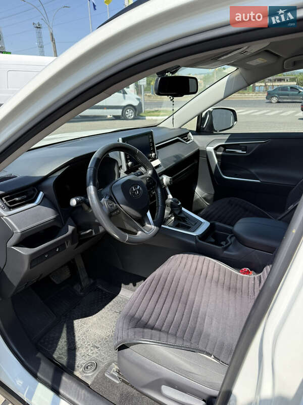 Внедорожник / Кроссовер Toyota RAV4 2019 в Черновцах