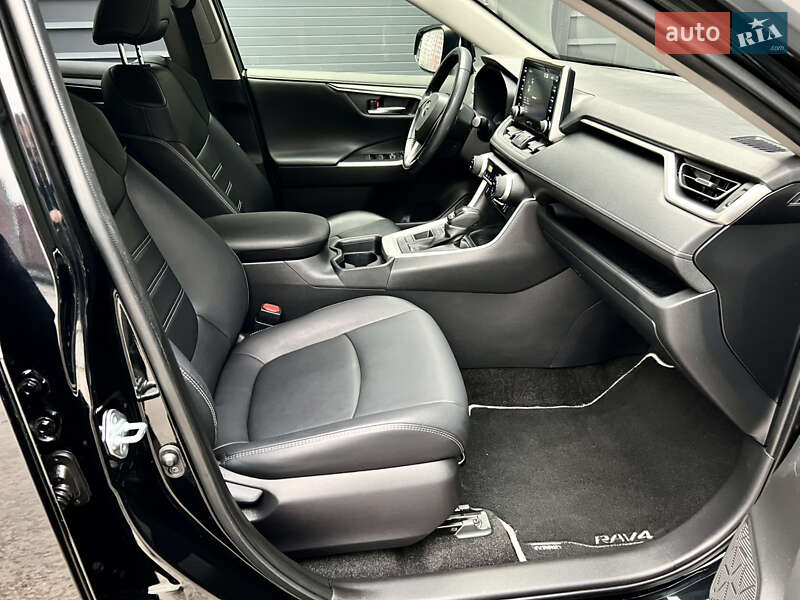 Внедорожник / Кроссовер Toyota RAV4 2020 в Киеве