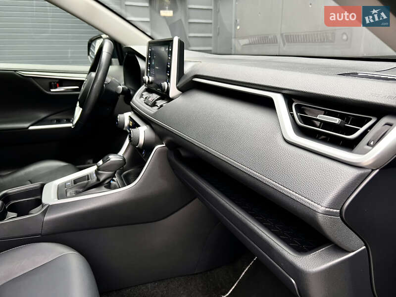 Внедорожник / Кроссовер Toyota RAV4 2020 в Киеве