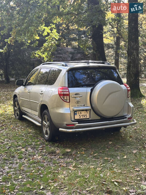 Позашляховик / Кросовер Toyota RAV4 2011 в Умані