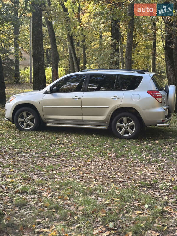 Позашляховик / Кросовер Toyota RAV4 2011 в Умані