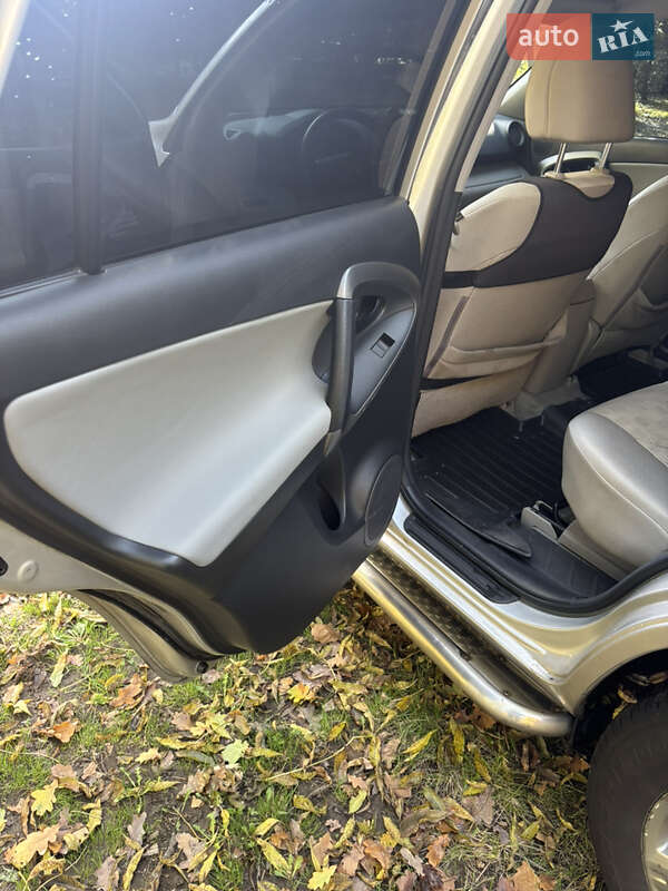 Позашляховик / Кросовер Toyota RAV4 2011 в Умані