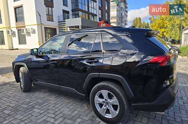 Внедорожник / Кроссовер Toyota RAV4 2021 в 