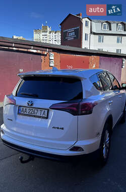 Внедорожник / Кроссовер Toyota RAV4 2017 в 