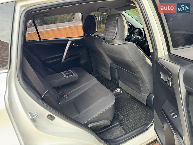 Внедорожник / Кроссовер Toyota RAV4 2017 в Черноморске