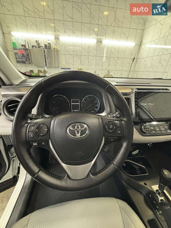 Внедорожник / Кроссовер Toyota RAV4 2016 в Харькове
