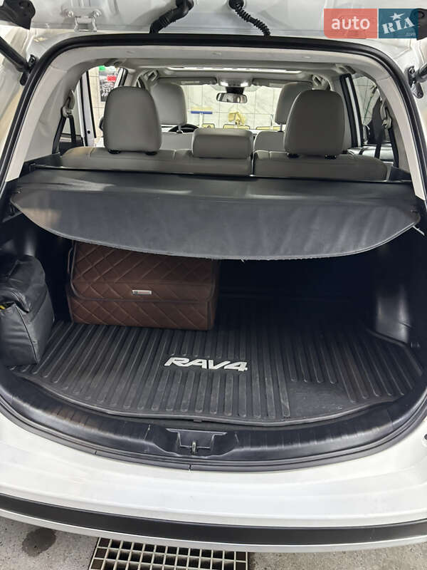 Внедорожник / Кроссовер Toyota RAV4 2016 в Харькове