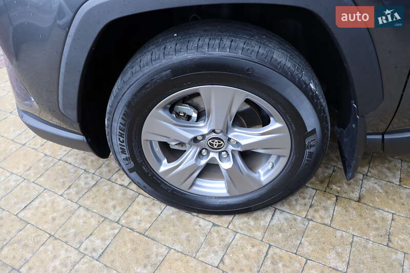 Внедорожник / Кроссовер Toyota RAV4 2023 в Львове