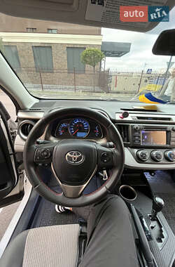 Внедорожник / Кроссовер Toyota RAV4 2013 в 