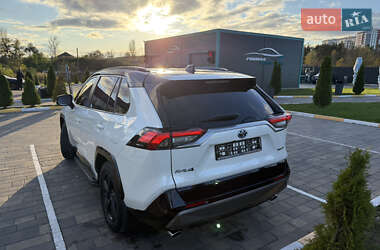Внедорожник / Кроссовер Toyota RAV4 2018 в 