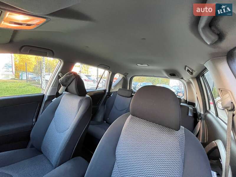 Внедорожник / Кроссовер Toyota RAV4 2006 в Черновцах
